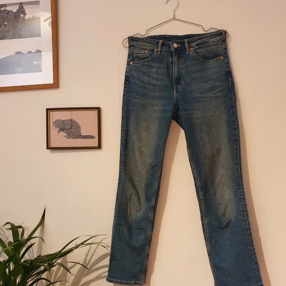 High waist, ankle length, straight (har en liten fläck på benet men med lite husmorstips går den säkert bort.) Frakt tillkommer.. Jeans & Byxor.