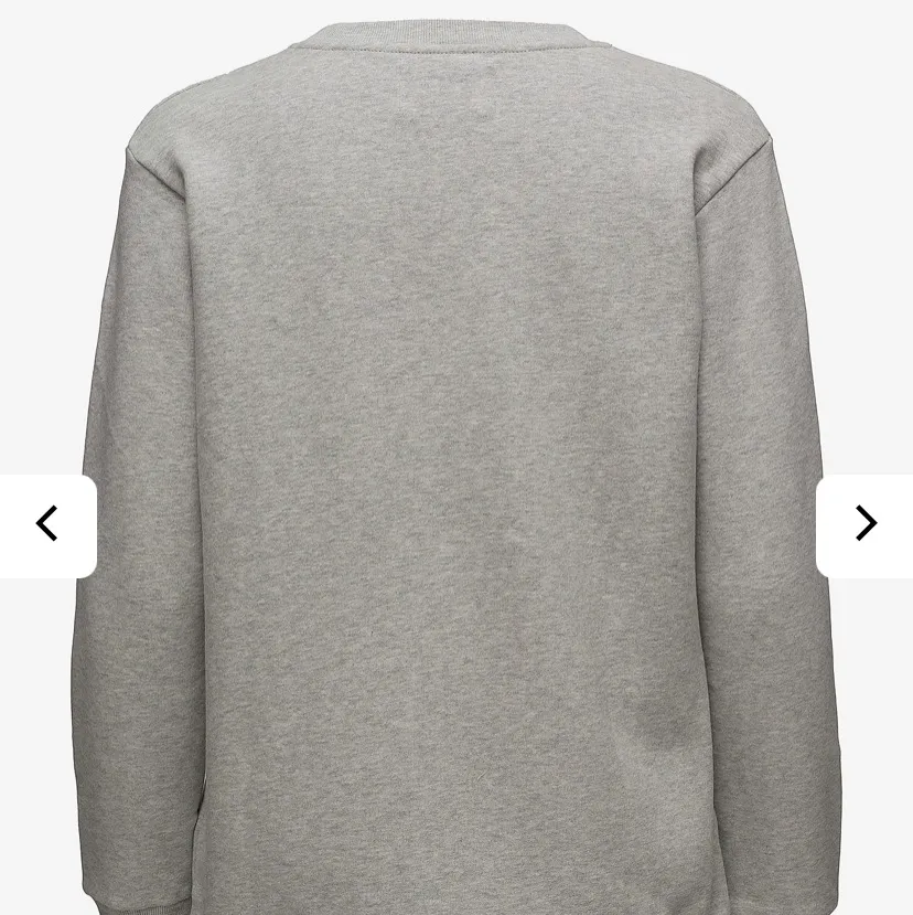 En äkta sweatshirt ifrån Calvin Klein. Aldrig använd då den är för liten för mig. Kontakta vid intresse💞. Tröjor & Koftor.