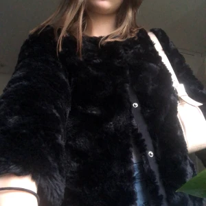 Pälsjacka - Pälsjacka från Vero Moda säljes eftersom den inte kommer till användning. Väldigt bra skick, knappt använd alls.