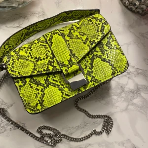 Väska  - En oanvänd väska från zara som kan användas som en handväska och axelväska! Frakt 60kr (totalt 180kr)🪐