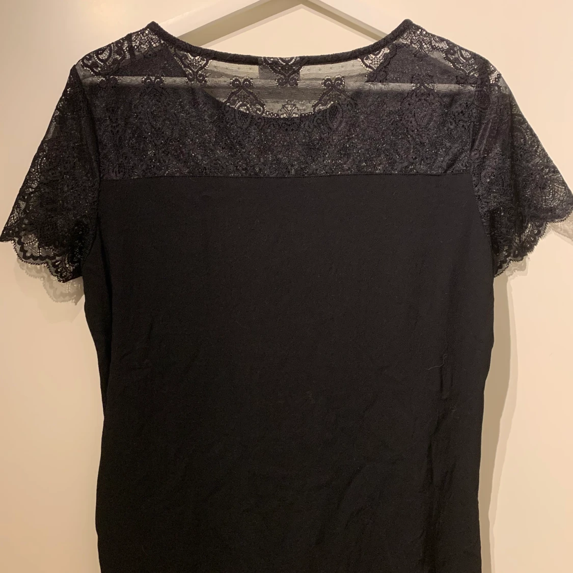 Svart T-shirt med spets - VILA - 36 - 91