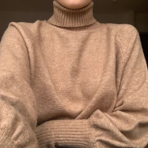 Brun stickad polo - Mysig brun, stickad polotröja från Chiquelle. Var tidigare en klänning som jag har klippt av. Fint skick! Passar XS-M. +66kr frakt