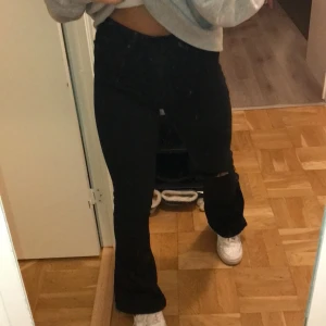 Svarta Bootcut jeans - Säljer denna svarta bootcut jeansen i storlek: s från Gina tricot.  Den är ganska stretchig och har inte använt den så mycket. Har även klippt hålen själv. Säljer för att ja inte använder den längre. Sänker den till 100kr + frakt 