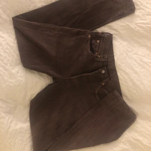 bruna levis jeans  - bruna levis 501. w30l34. så fuckimg snygga och hatar att de inte sitter bra på mig :( köpta på en vintagebutik. har inga bilder i dem då jag använt dem en gång. men de har inga hål❤️ buda i kommentarerna! budgivningen avslutas fredag 675