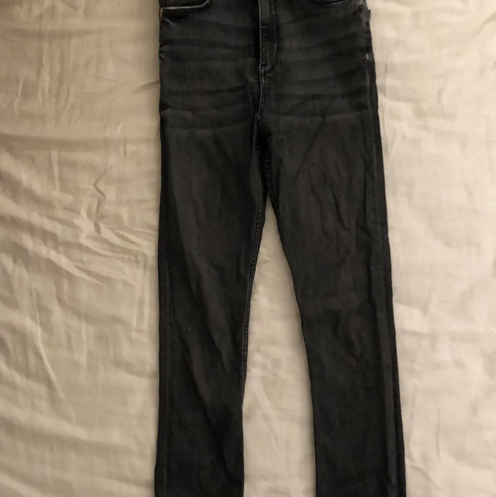 Säljer ett par fina jeans från Zara i storlek 34. De är använda ett fåtal gånger så de är i väldigt fint skick.. Jeans & Byxor.