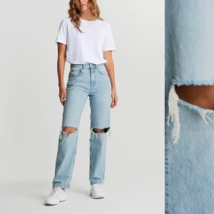 Gina tricot 90s high waist jeans - Jeans i storlek 36 använda 2 gånger. Nyskick!!! Säljer pga för stora i midjan och lite för långa för mig som är 162!