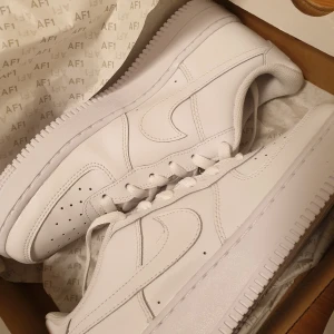 Sprillans nya Nike af1 strl 39 - Helt nya och oanvända Nike af1! Var tyvärr lite små till mig men glömde helt att skicka tillbaka :( Tar därför samma pris som jag köpte dem för. Kan mötas upp i Lund eller skicka men då står köparen för frakten