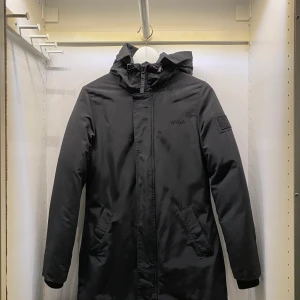 Svea dunjacka  - Parkas jacka från Svea. Modellen påminner om Woolrichs kända damparkas. Den är marinblå och en pälskrage medföljer. Jag hittade inte den när bilden skulle tas. Den är jättevarm och är fylld av äkta dun. Priset kan diskuteras vid snabb affär! 