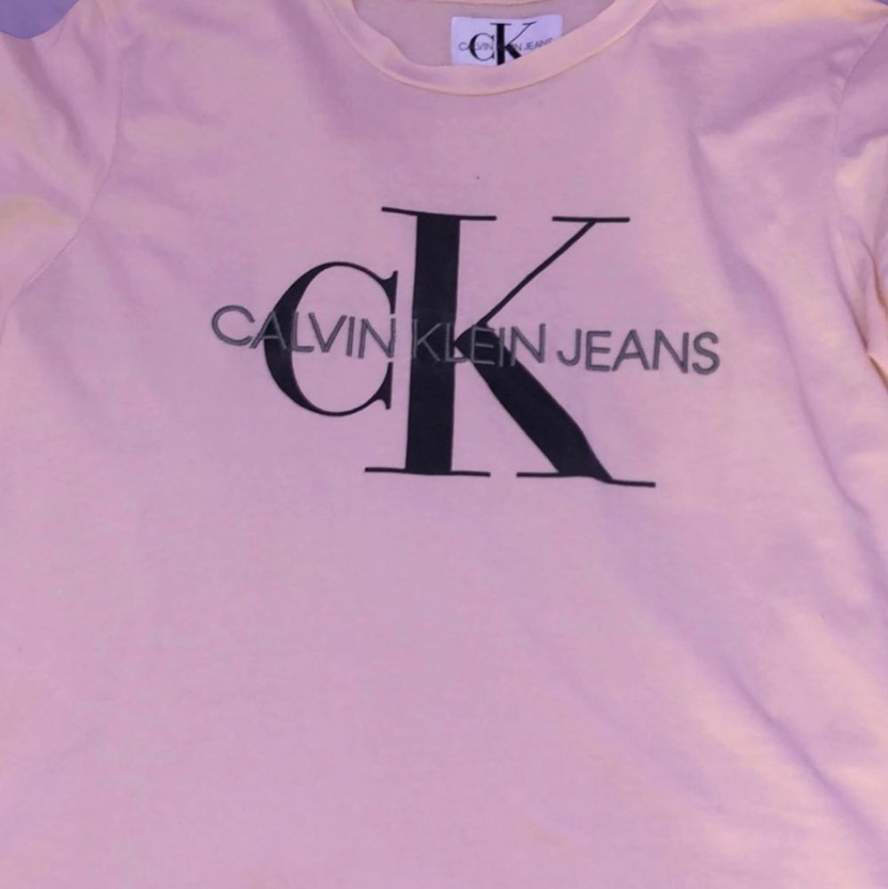 Den klassiska CK T-shirten i en super fin ljus-baby-rosa färg🤩 HELT ny, super skönt material och i storlek M. . T-shirts.