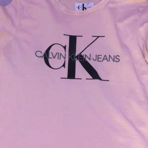 Den klassiska CK T-shirten i en super fin ljus-baby-rosa färg🤩 HELT ny, super skönt material och i storlek M. 