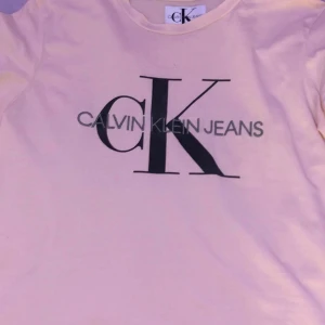 Calvin Klein T-shirt  - Den klassiska CK T-shirten i en super fin ljus-baby-rosa färg🤩 HELT ny, super skönt material och i storlek M. 