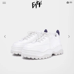 Eytys Angel Sneaker - Eytys Angel sneakers i vitt lack. Skorna är använda ett fåtal gånger. Köpta på Nathalie Schuterman