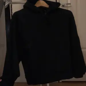 Säljer min svarta hoodie ifrån nakd