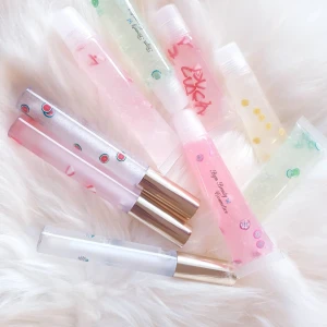 Fruity lipgloss 🤍 - Clearing Sale /rea på fruity collection😻  ♡ Finns lemon smak, jordgubb smak, lime smak, ananas smak, vattenmelon smak, cherry smaken ♡ Wand tuber - 39kr 15ml tuber - 28kr 20ml - 30kr ♡ Frakt är 12kr ♡ LÄS ALLT INNAN NI STÄLLER FRÅGOR 🤍 ♡ man för ett scrunchie vid varje beställning 🥰  VID KÖP AV TVÅ LÄPPGLAS FÅR MAN ETT GÅVA PÅ KÖPET ❤  ❌slutsåld- jordgubb i 15ml och 20ml, lemon i 15ml- 20ml och wand tuber, melon i 15ml och 20ml, ananas i 15ml och 20ml, cherry i 15ml, lime är slutsålda ❌