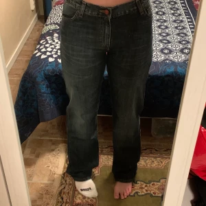 Lågmidjade tommy jeans xs/s - Helt ny och oanvänd, men säljer pga för liten. Det står att det är storlek 16 men skulle säga att de passar en 34 kanske då jag har 36 i vanliga fall. Är 166cm 👍🏼💜 (köparen står för frakt)