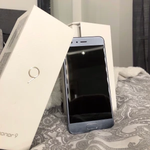 Huawei Honor 9 - Honor 9 i helt perfekt skick. Använd i max 2 år. Inga repor, skador eller liknande (klistermärkena sitter kvar sen köpet av mobilen). Kan skicka fler bilder.