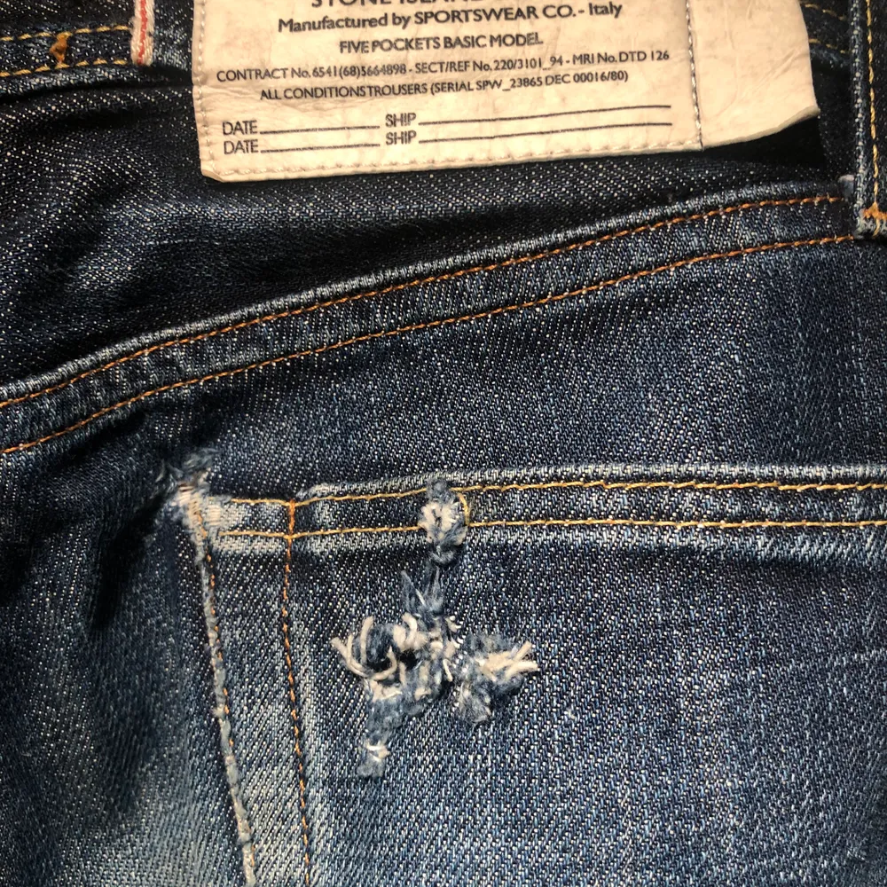 Vintage Stone island jeans köpta på loppis. Har ingen användning för de längre därför det låga priset. Om du har frågor eller vill ha fler bilder är det bara att Dma:) Priset är diskuterbart. Jeans & Byxor.