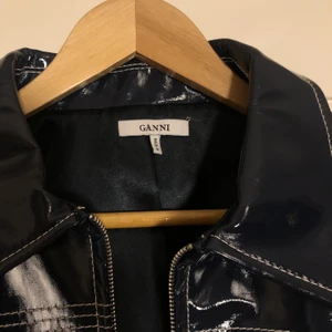 Jacka Ganni - Patenterad jacka från Ganni! storlek S, men passar xs-m. nästintill aldrig använd! Buda i Dm eller i komentarer!