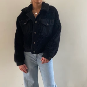 Teddyjacka  - Säljer dennna populära Teddyjacka blandat med denim från Zara😊 BUDA I KOMENTARERNA! Storlek L men passar 34-38