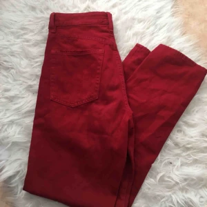  - Ett par straight jeans från HM, storlek 27. Använda ett par gånger men i bra skick! Fraktar bara, tillkommer 50kr i fraktavgift :) 