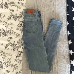  - Säljer dessa supersnygga jeans från Levis, då de tyvärr är för små för mig. Enbart använda en gång, så i superbra skick! 👖köpare står för frakt 😀
