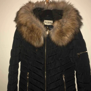  - Jacka från Roco baroco. En väldigt skön jacka med mysig pälsluva (ej äkta) i storlek XS-S. Perfekt nu när kylan börja komma!✨ Sparsamt använd Säljer då jag köpt en ny!  Köpt för: 1899:- säljer för 549:- 💖