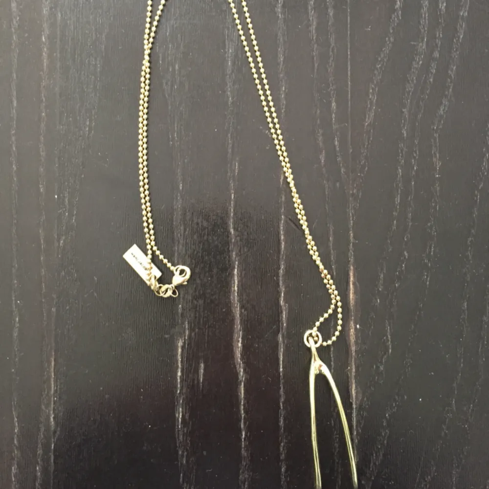 Ett superfint halsband ”wishbone” från Marc by Marc Jacobs i guldton. Nyskick. Accessoarer.
