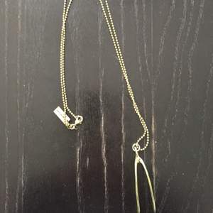 Ett superfint halsband ”wishbone” från Marc by Marc Jacobs i guldton. Nyskick