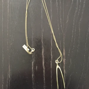  - Ett superfint halsband ”wishbone” från Marc by Marc Jacobs i guldton. Nyskick