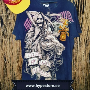  - Ecko  vintage t-shirt v-hals  strl xl /kan posta spårbart med postnord för 75  kr 