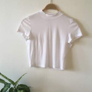 Vit T-shirt köpt secondhand, bra skick :) Frakt: 39kr