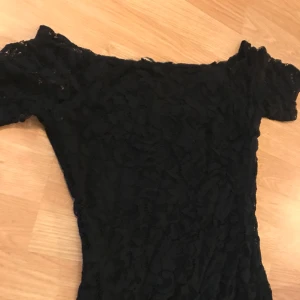  - Svart klänning i spets