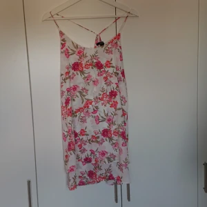  - Kort sommarklänning, köpt i USA, något använd men i fint skick. 