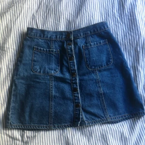  - Jeanskjol köpt från urban outfitters, bra skick, jätte söt!