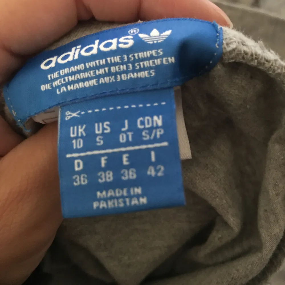 Äkta gråa Adidas Originals leggings i stl 36/S :) köparen står för frakten!. Jeans & Byxor.