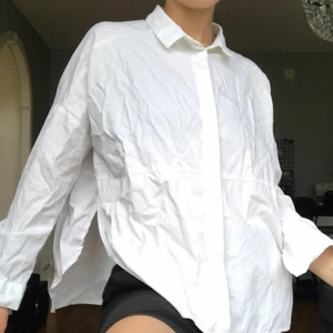  - Skjorta från monki med ”slits” på sidorna. Använd fåtal gånger. Möts upp i Stockholm annars tillkommer frakt! 