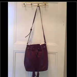 Leather bag from & Other Stories Used one time Adjustable strap Ord price/ 1450:- 25 cm x 30 cm