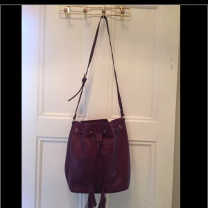  - Leather bag from & Other Stories Used one time Adjustable strap Ord price/ 1450:- 25 cm x 30 cm