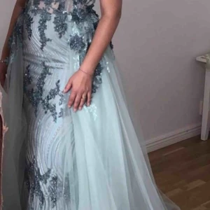  - En fin klänning nya modeller använd några timmar  Priset diskuteras vid snabb affär 