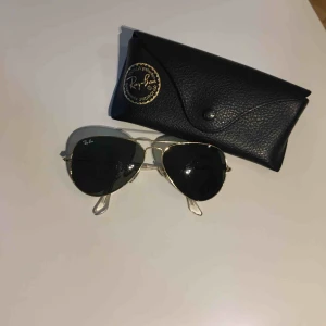  - Äkta Rayban. Väl använda så lite repigt på glaset. Kan mötas upp i kungsbacka eller posta, köparen står för frakten. 