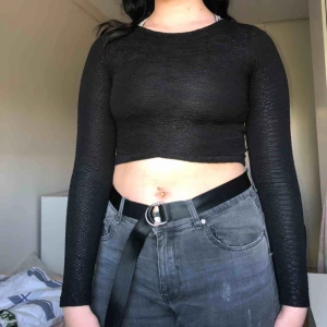  - Svart croptop från hm, använd men inga skador eller nåt på tröjan. Tvättar självklart innan jag skickar iväg. Köparen betalar frakten 