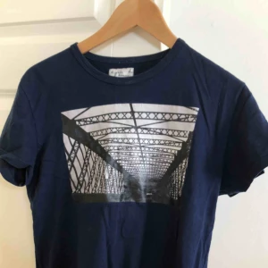  - Vintage Agnes B t-shirt. Väldigt bra kvalitet, lite cracking. Står storlek 2 och sitter som S eller SX