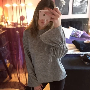  - Superfin och skön tröja med rosetter och trumpetarmar. Den perfekta vardagströja med det illa extra helt enkelt! 🎀 Använd ytterst lite, i perfekt skick. 