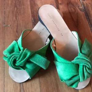  - Underbara slip ins från Zara, inköpta i våras. Använda ett fåtal gånger. Otrolig grön färg!  