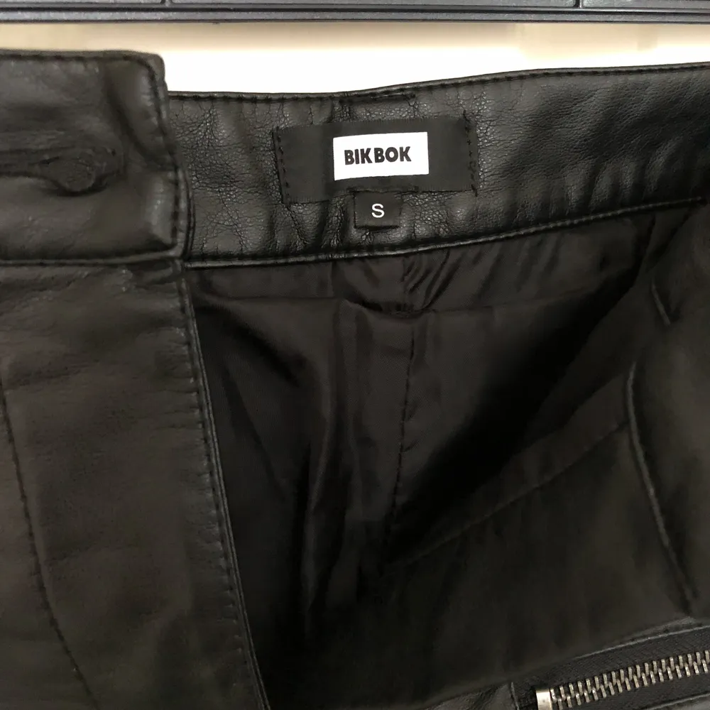 Snygga lädershorts i svart. Knappt använda. Ev frakt 19 kr 🌿. Shorts.