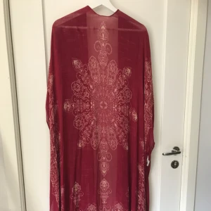  - Kimono från Forever 21. Oanvänd. Hela kimonon fick inte plats i bilderna, så jag kan skicka där man ser hur den ser ut längst ner. Jag har möjlighet att mötas upp i centrala Stockholm eller Västerås.