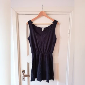  - Kort klänning eller lång topp. Matt mörkblå. Resår i midjan 
