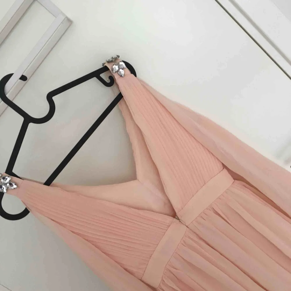 Super söt klänning som är bara använd en gång ny pris 1500:- säljer pga den passar mig inte längre  (frakt ingår) 🌸 för mer bilder skicka pm. Klänningar.