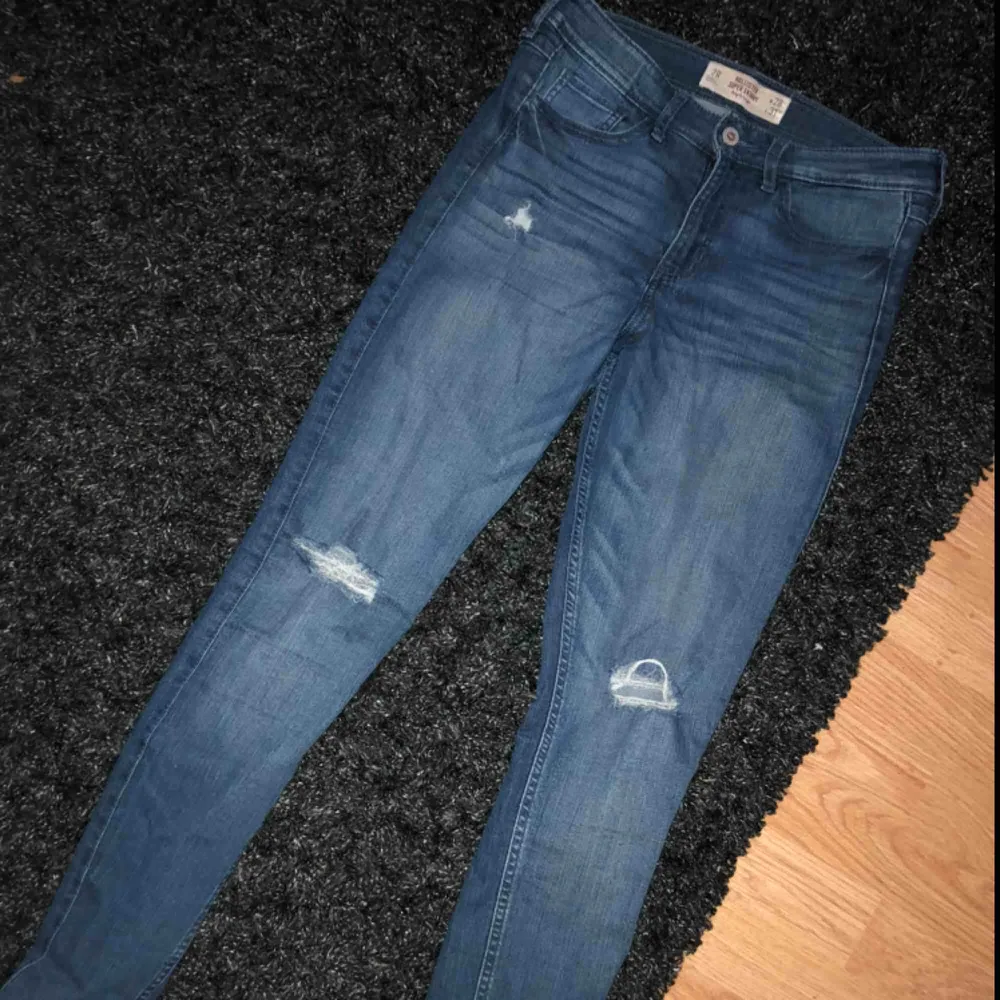 Mörk blå jeans från hollsiter med slitningar/hål. Passar mig som har xs/s men är väldigt töjbara så skulle nog passa en M oxå. Säljer för 200 kr + frakt då de endast är använda en gång.. Jeans & Byxor.