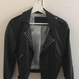  - Skinnjacka från Vila, i fint skick. Använd ett fåtal gånger. Köparen står för frakt! 
